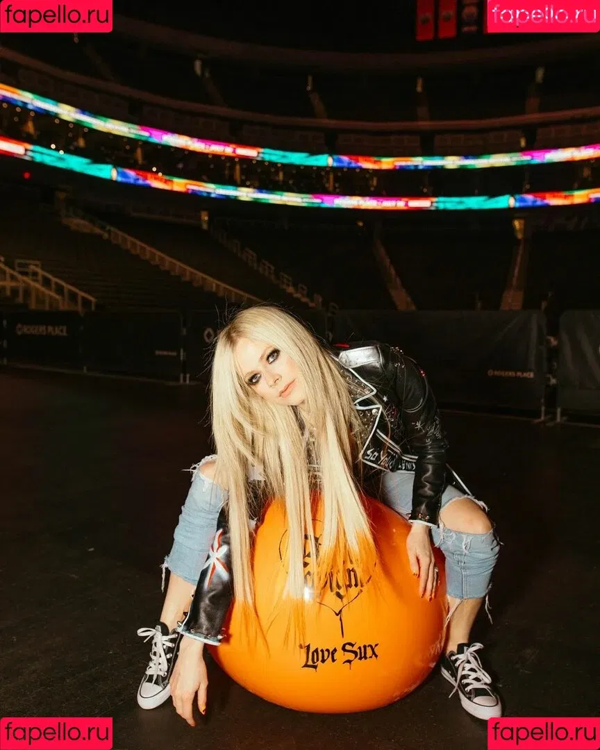 Avril Lavigne / AvrilLavigne Onlyfans Photo Gallery 