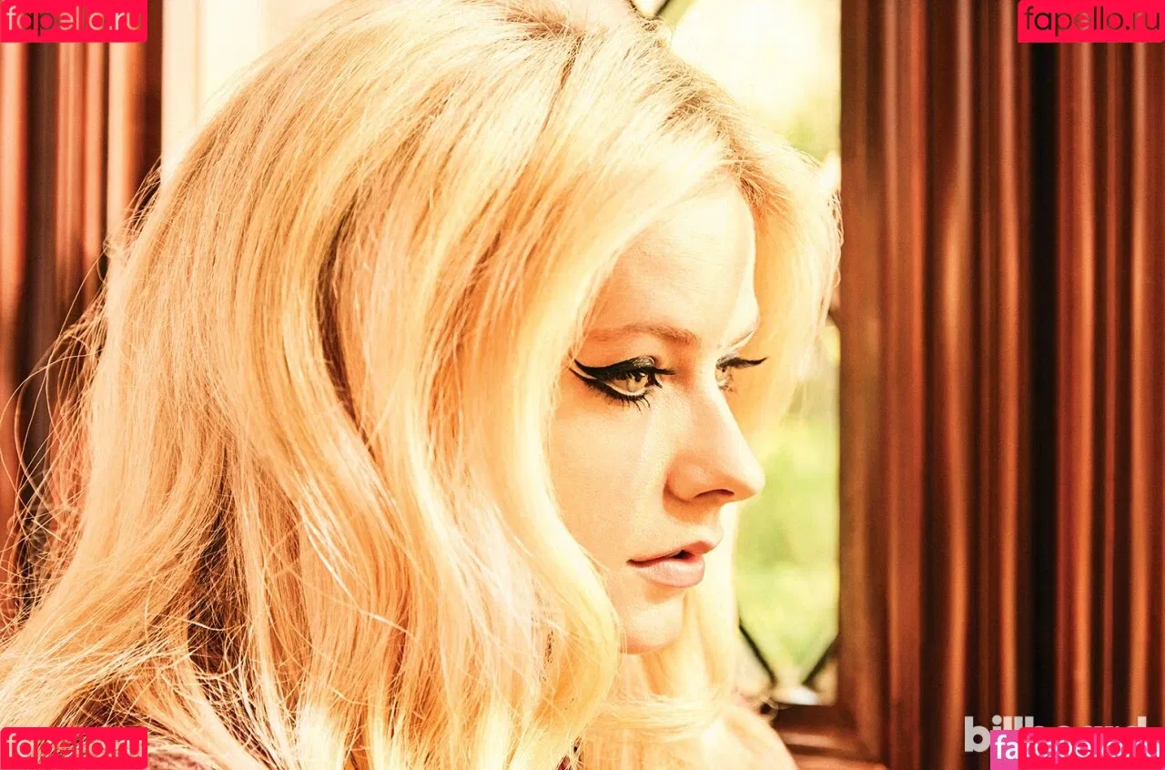 Avril Lavigne / AvrilLavigne Onlyfans Photo Gallery 