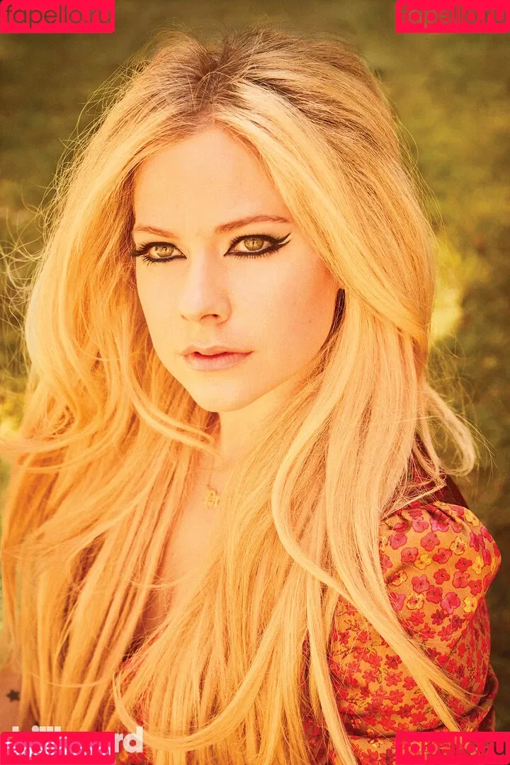 Avril Lavigne / AvrilLavigne Onlyfans Photo Gallery 