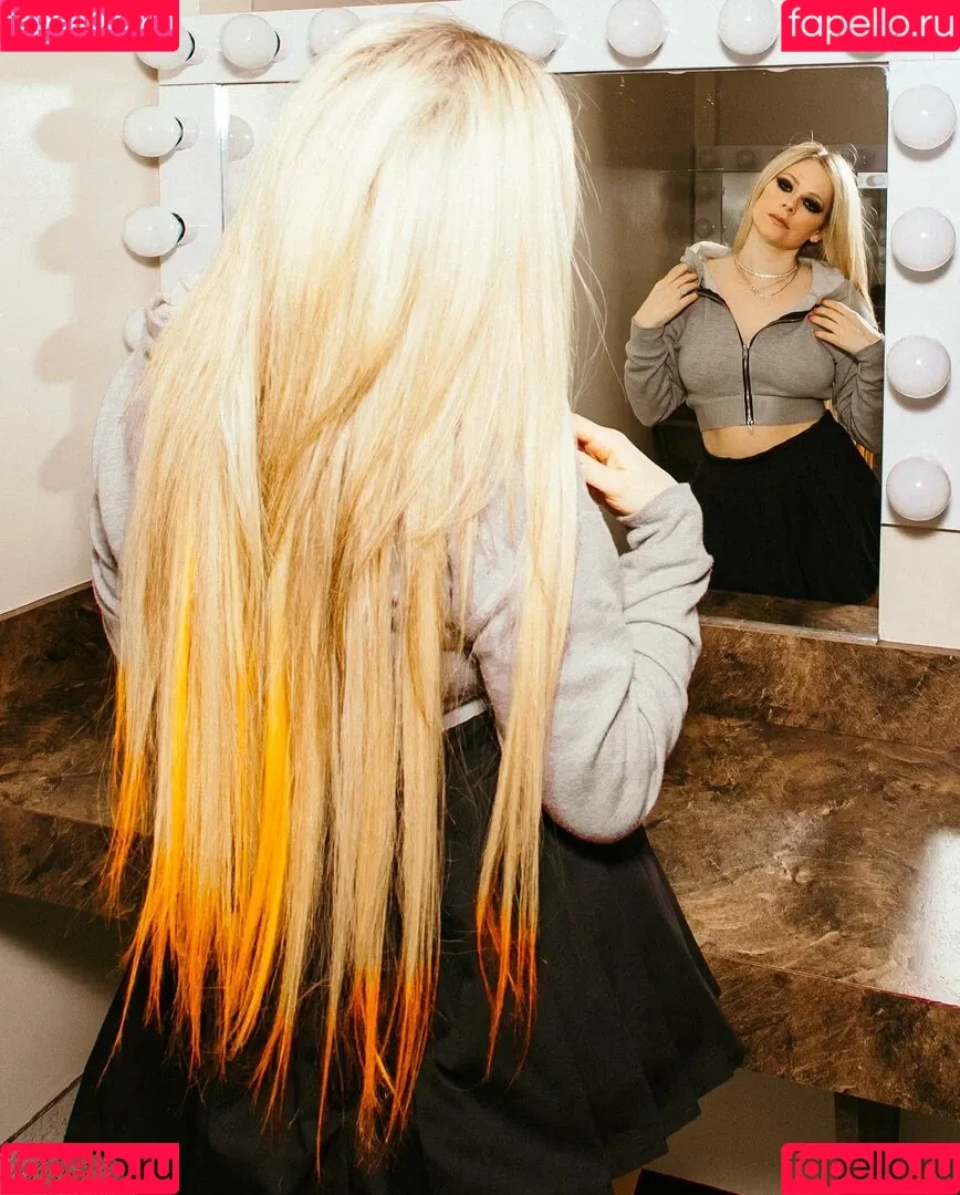 Avril Lavigne / AvrilLavigne Onlyfans Photo Gallery 