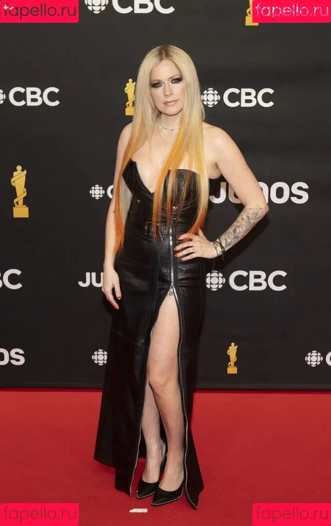 Avril Lavigne / AvrilLavigne Onlyfans Photo Gallery 