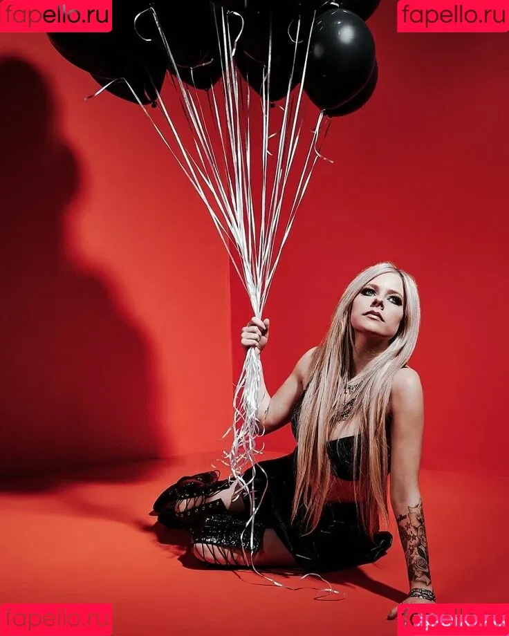 Avril Lavigne / AvrilLavigne Onlyfans Photo Gallery 