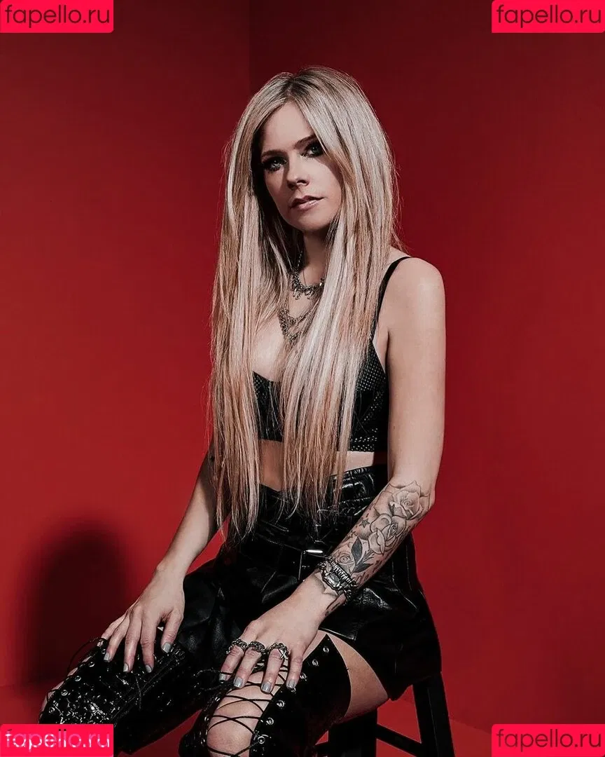 Avril Lavigne / AvrilLavigne Onlyfans Photo Gallery 