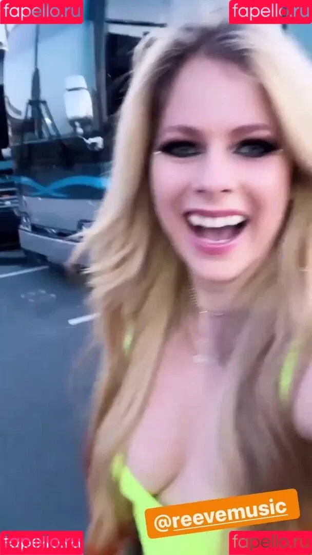 Avril Lavigne / AvrilLavigne Onlyfans Photo Gallery 