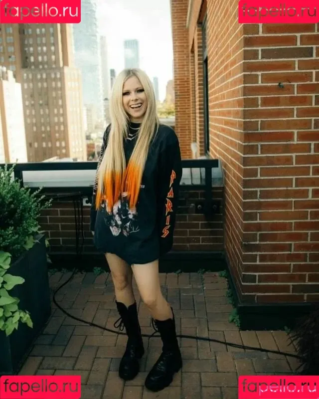 Avril Lavigne / AvrilLavigne Onlyfans Photo Gallery 