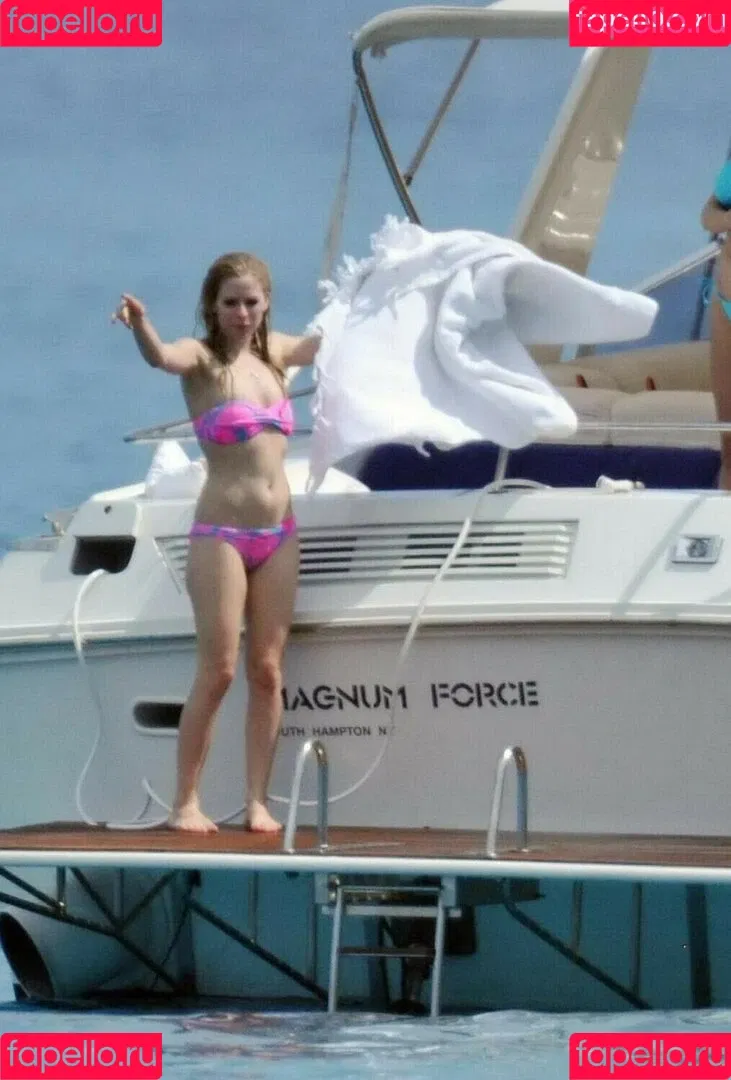Avril Lavigne / AvrilLavigne Onlyfans Photo Gallery 