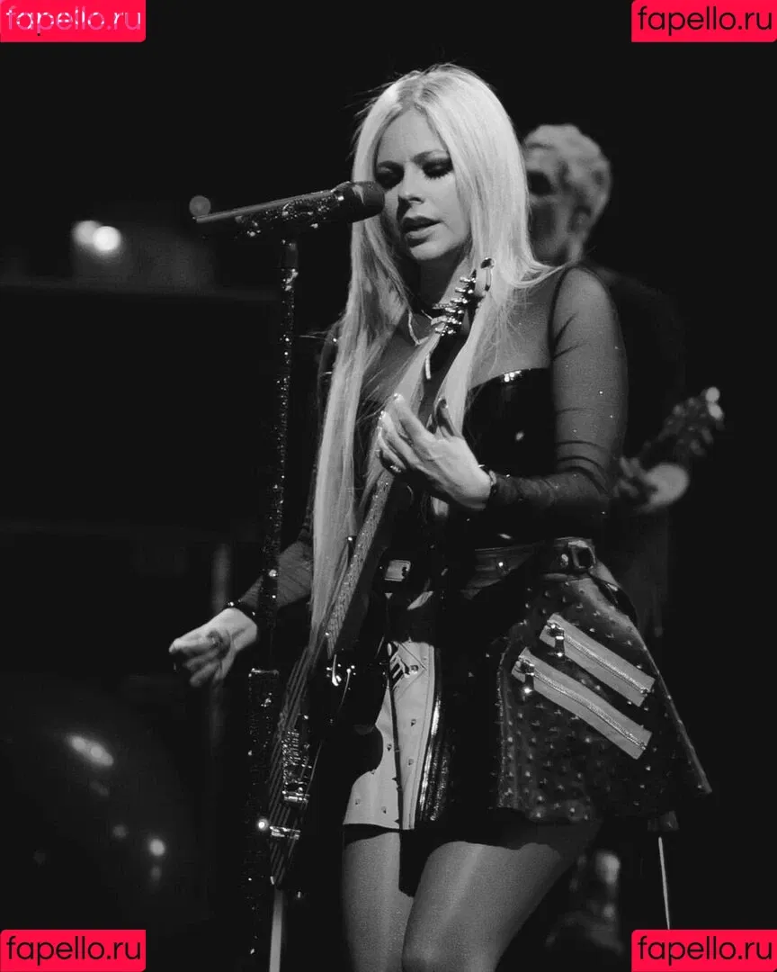 Avril Lavigne / AvrilLavigne Onlyfans Photo Gallery 