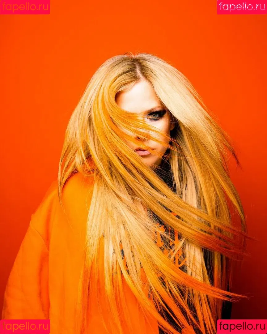Avril Lavigne / AvrilLavigne Onlyfans Photo Gallery 
