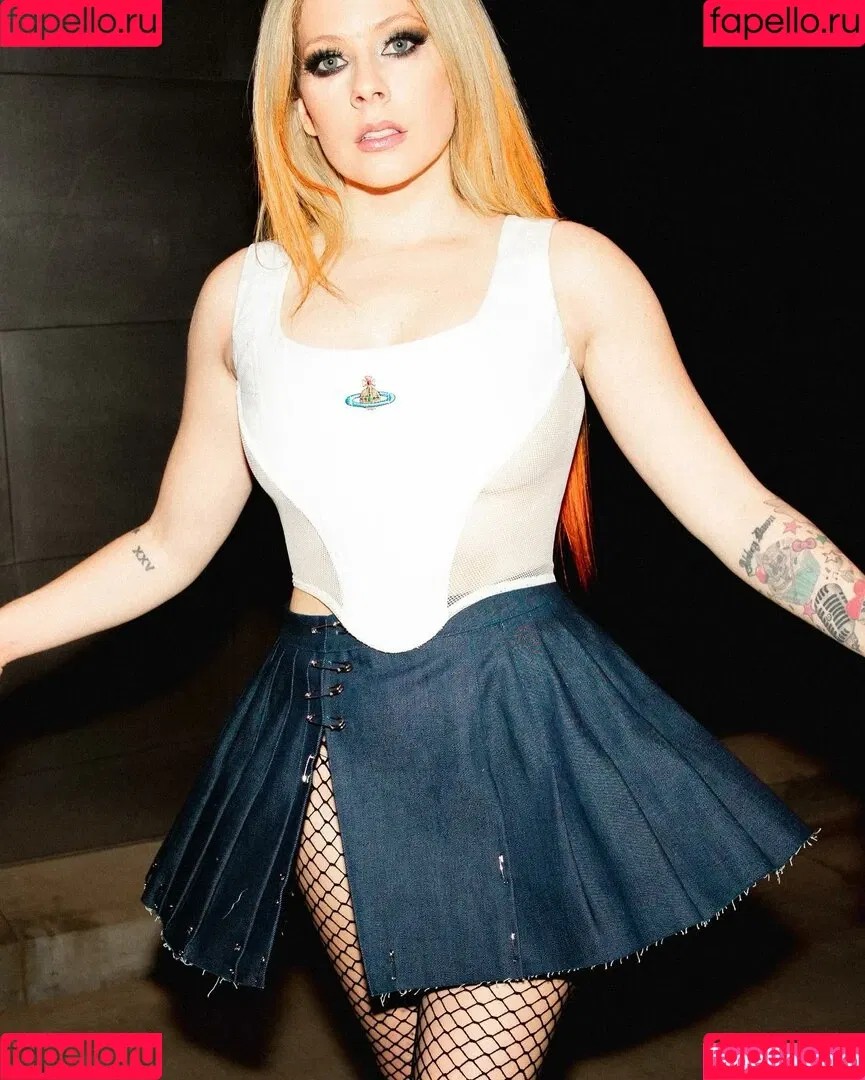 Avril Lavigne / AvrilLavigne Onlyfans Photo Gallery 