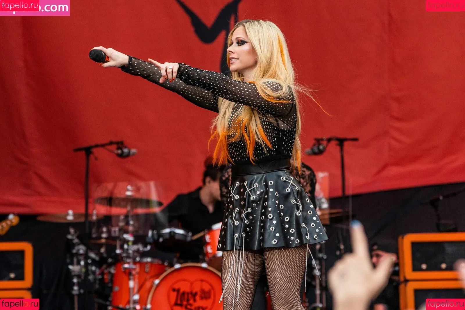 Avril Lavigne / AvrilLavigne Onlyfans Photo Gallery 