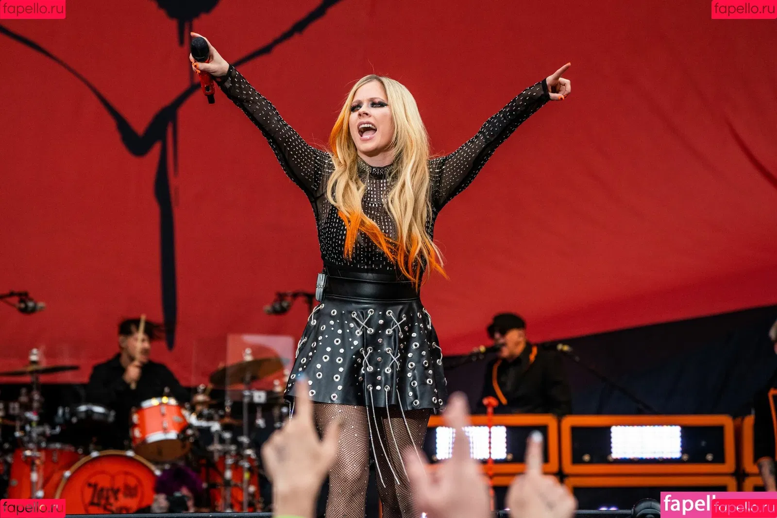 Avril Lavigne / AvrilLavigne Onlyfans Photo Gallery 
