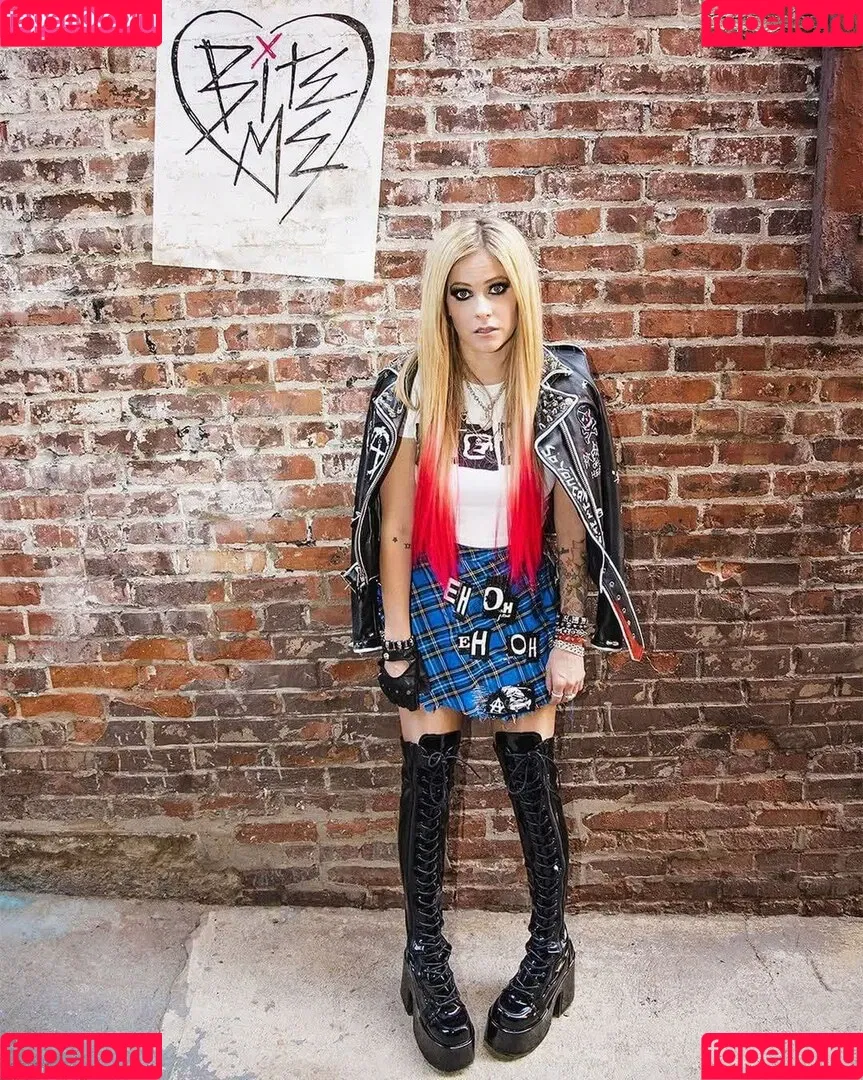 Avril Lavigne / AvrilLavigne Onlyfans Photo Gallery 