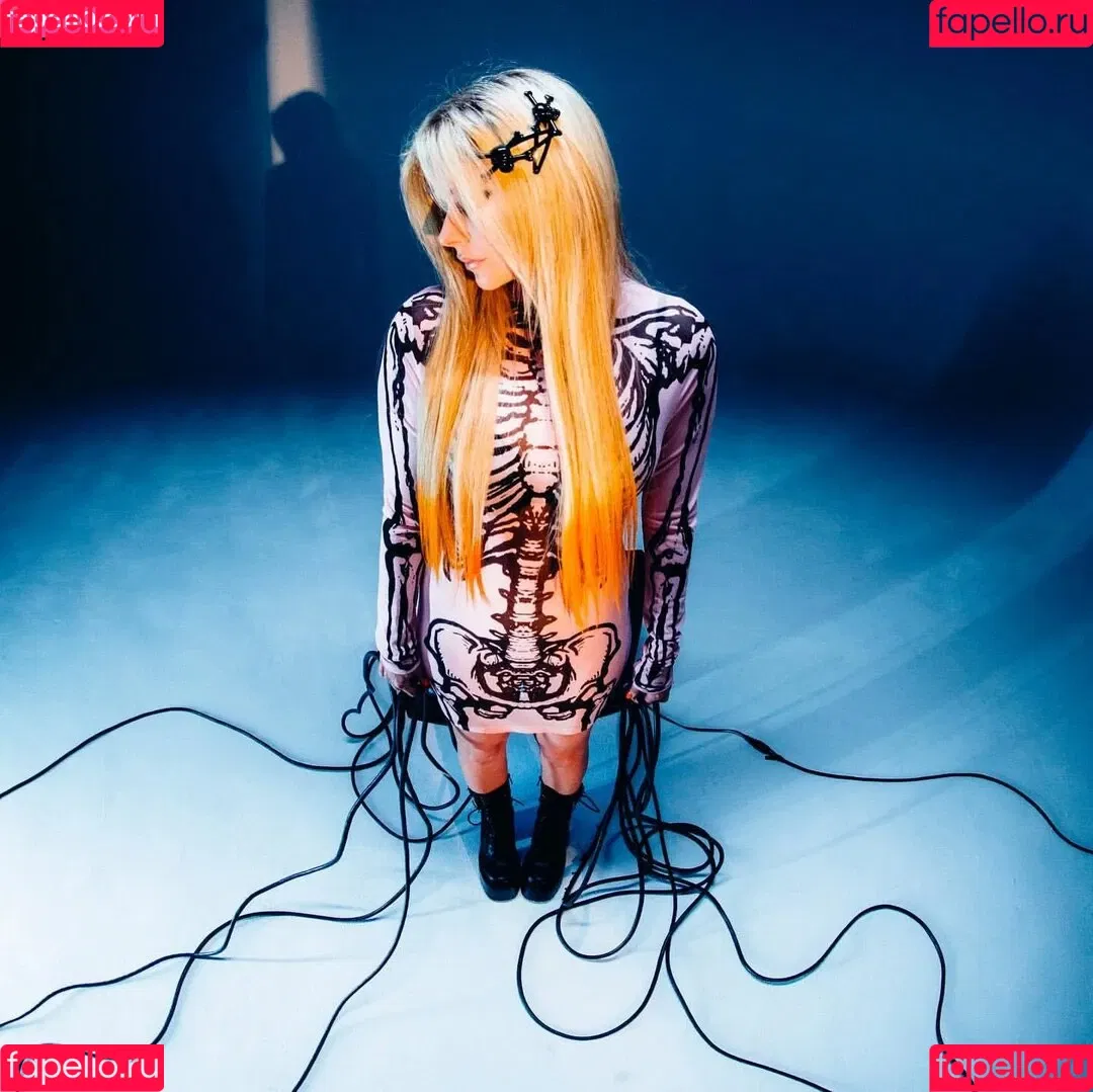 Avril Lavigne / AvrilLavigne Onlyfans Photo Gallery 