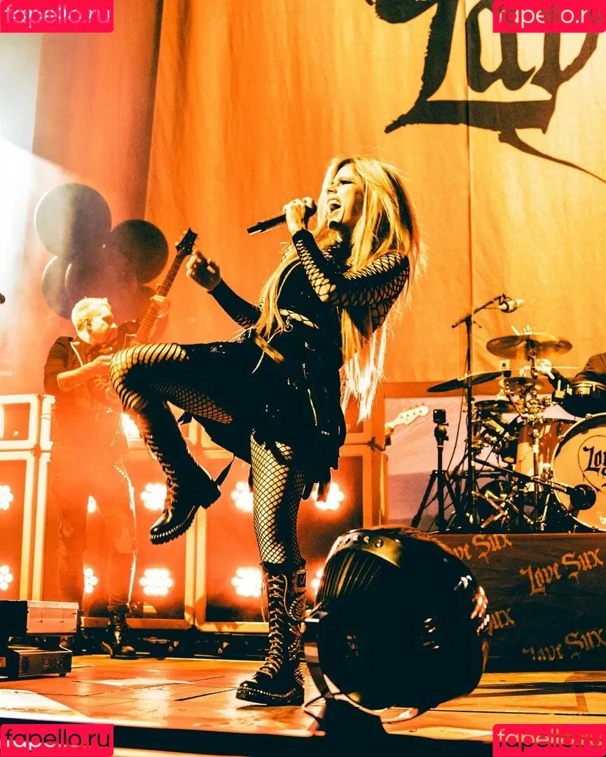 Avril Lavigne / AvrilLavigne Onlyfans Photo Gallery 
