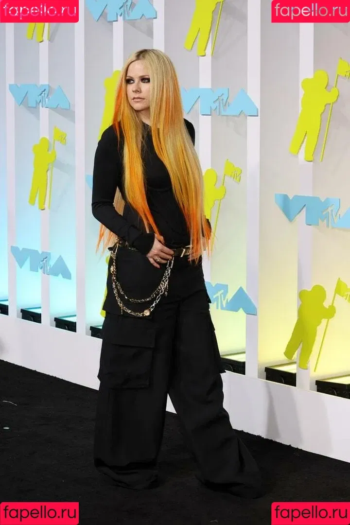 Avril Lavigne / AvrilLavigne Onlyfans Photo Gallery 