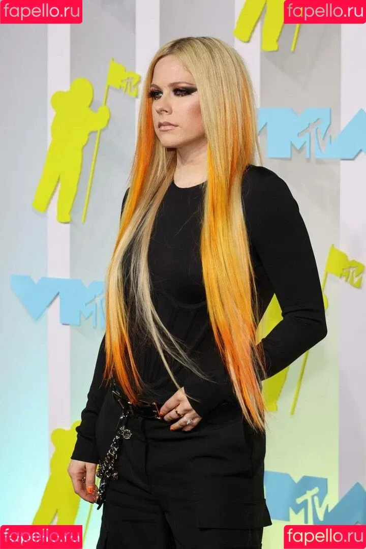 Avril Lavigne / AvrilLavigne Onlyfans Photo Gallery 