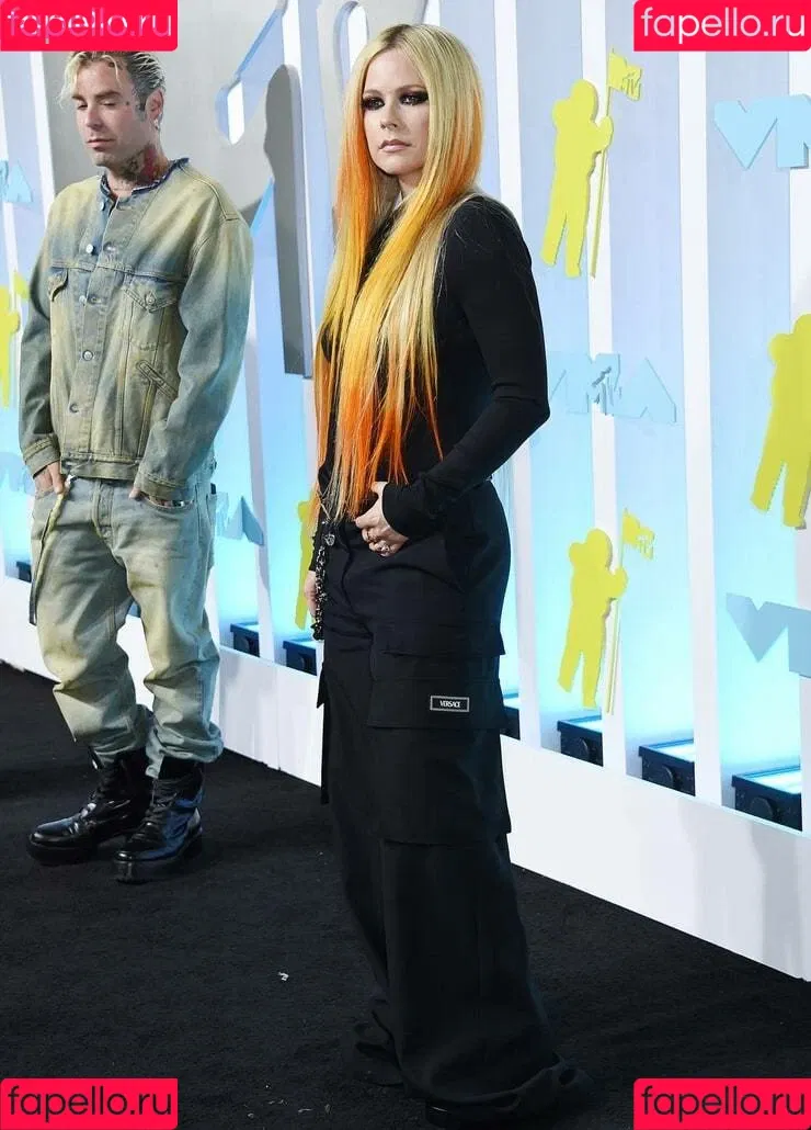 Avril Lavigne / AvrilLavigne Onlyfans Photo Gallery 