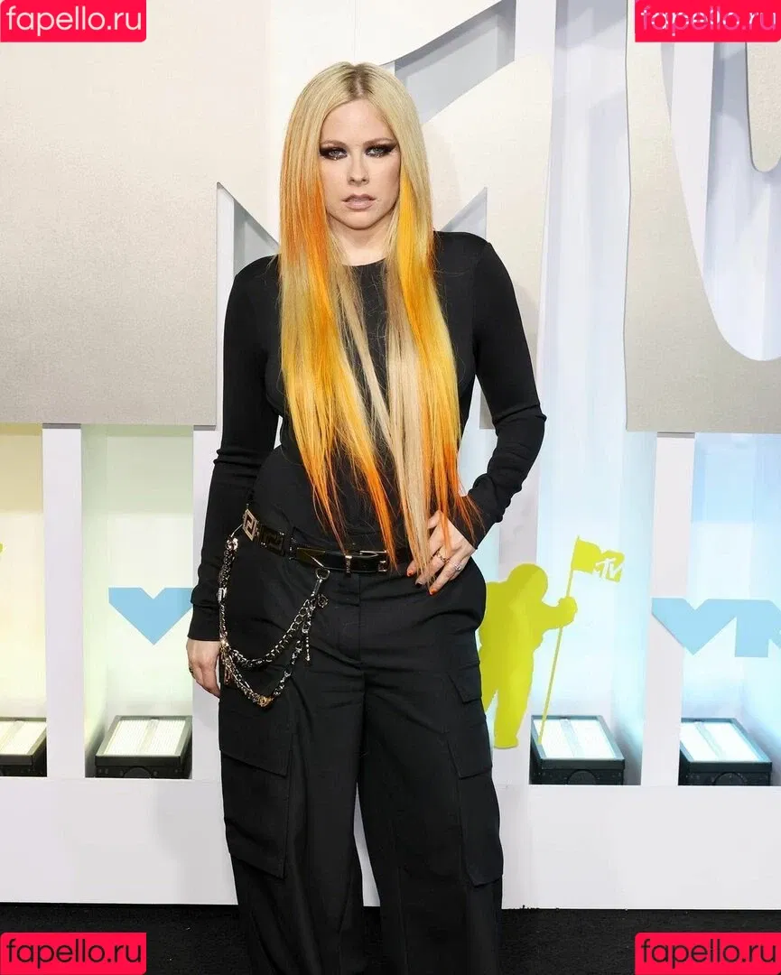 Avril Lavigne / AvrilLavigne Onlyfans Photo Gallery 