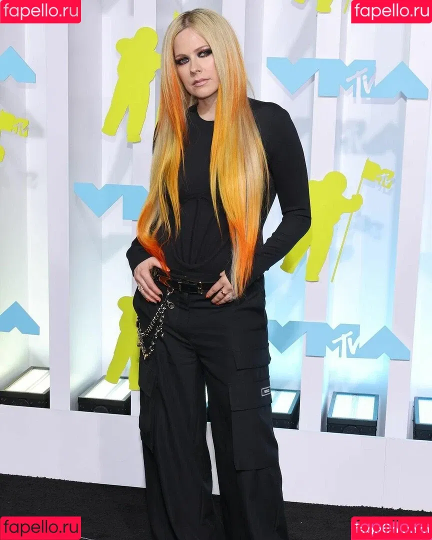 Avril Lavigne / AvrilLavigne Onlyfans Photo Gallery 