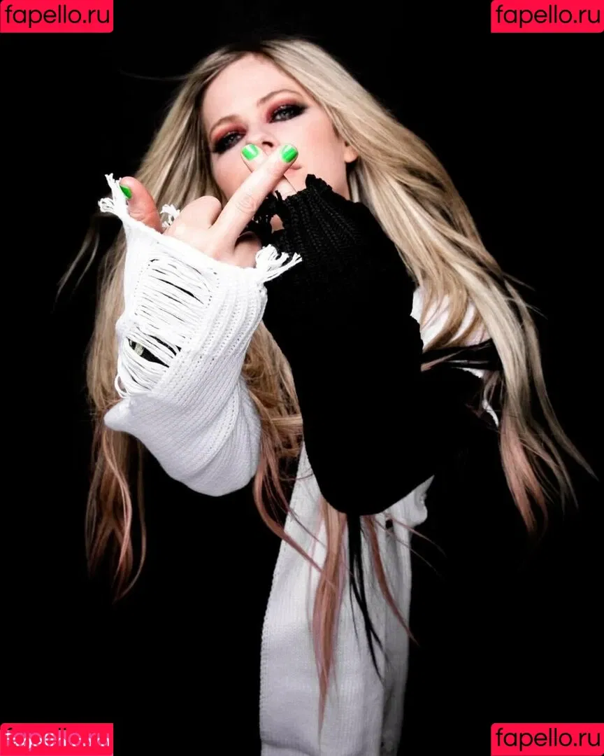 Avril Lavigne / AvrilLavigne Onlyfans Photo Gallery 