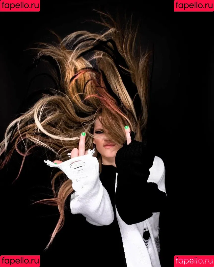 Avril Lavigne / AvrilLavigne Onlyfans Photo Gallery 