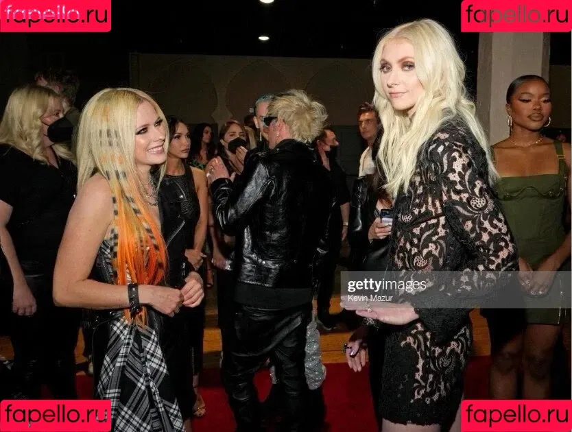 Avril Lavigne / AvrilLavigne Onlyfans Photo Gallery 
