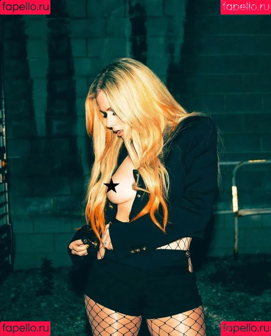 Avril Lavigne / AvrilLavigne Onlyfans Photo Gallery 