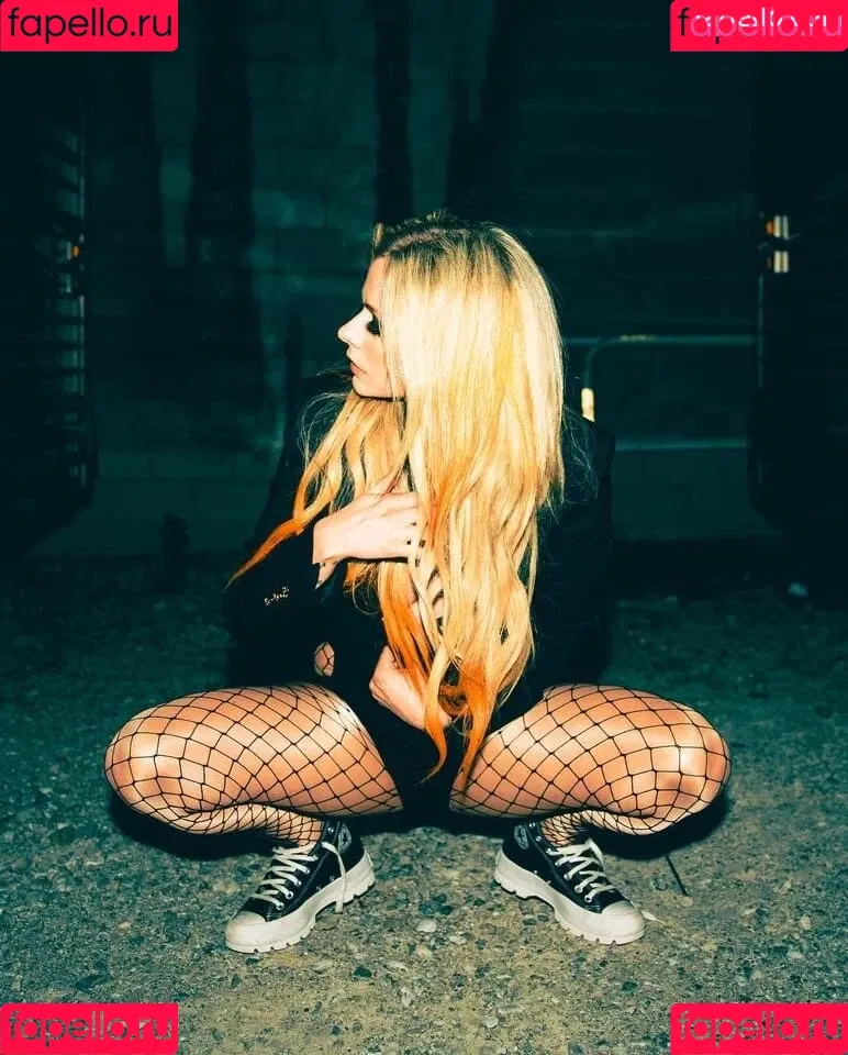 Avril Lavigne / AvrilLavigne Onlyfans Photo Gallery 