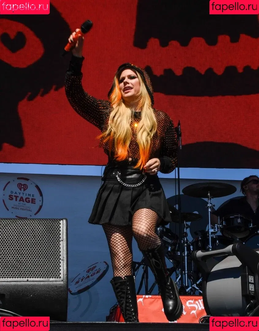 Avril Lavigne / AvrilLavigne Onlyfans Photo Gallery 