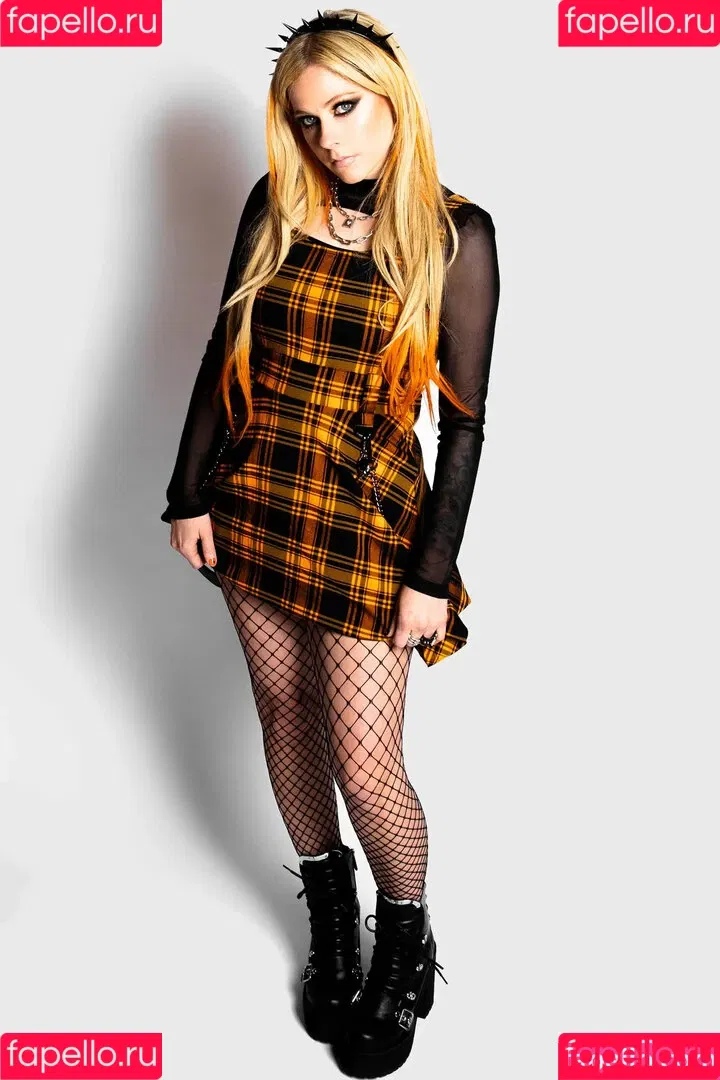 Avril Lavigne / AvrilLavigne Onlyfans Photo Gallery 