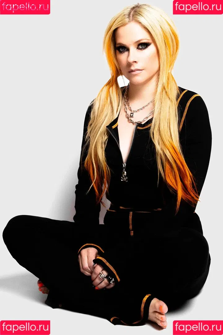 Avril Lavigne / AvrilLavigne Onlyfans Photo Gallery 