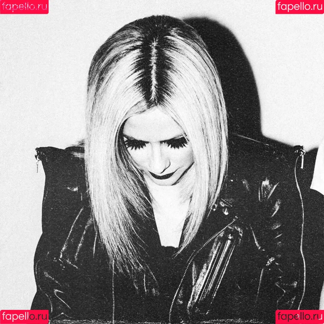 Avril Lavigne / AvrilLavigne Onlyfans Photo Gallery 