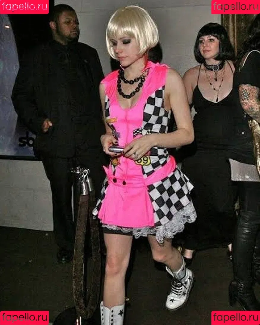 Avril Lavigne / AvrilLavigne Onlyfans Photo Gallery 