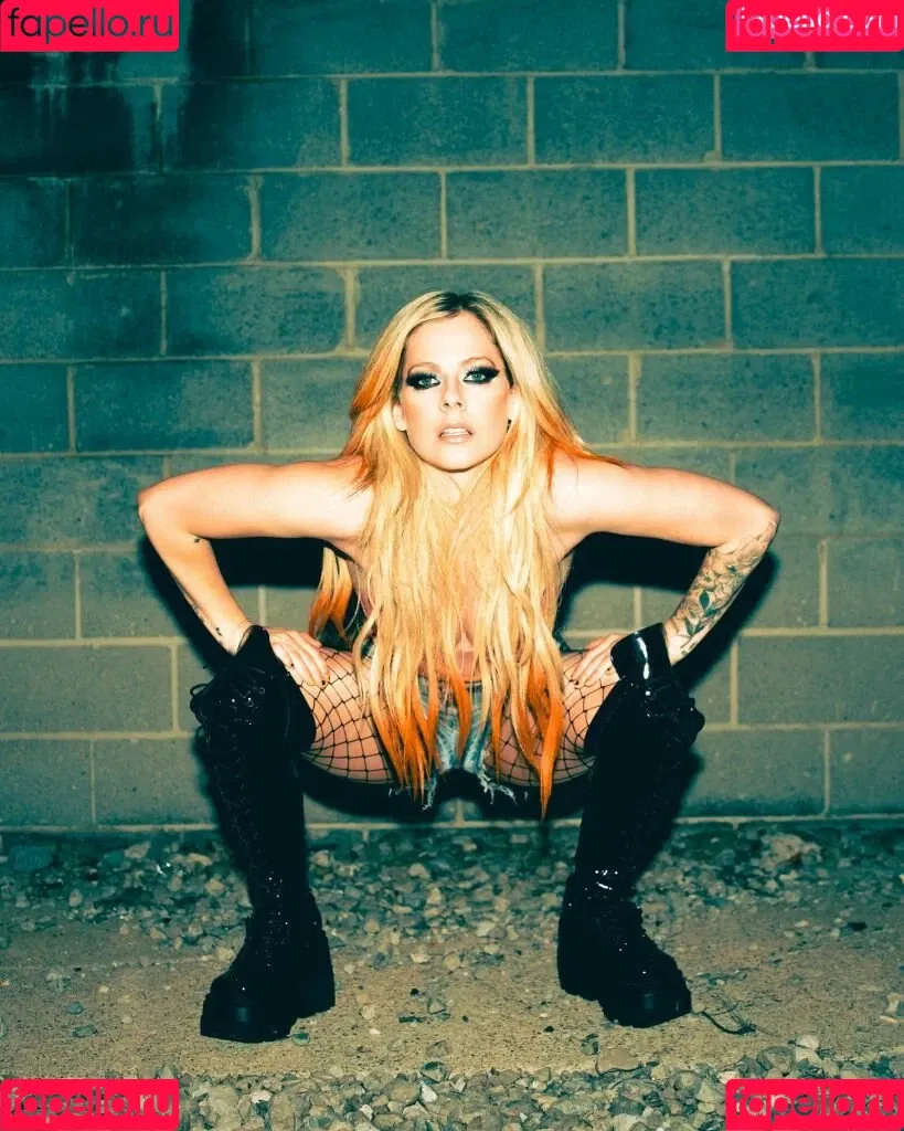 Avril Lavigne / AvrilLavigne Onlyfans Photo Gallery 