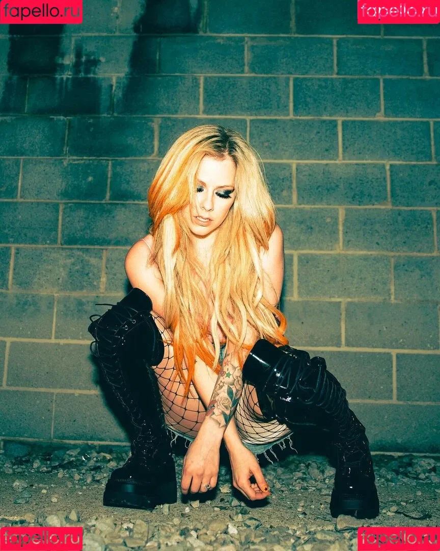 Avril Lavigne / AvrilLavigne Onlyfans Photo Gallery 