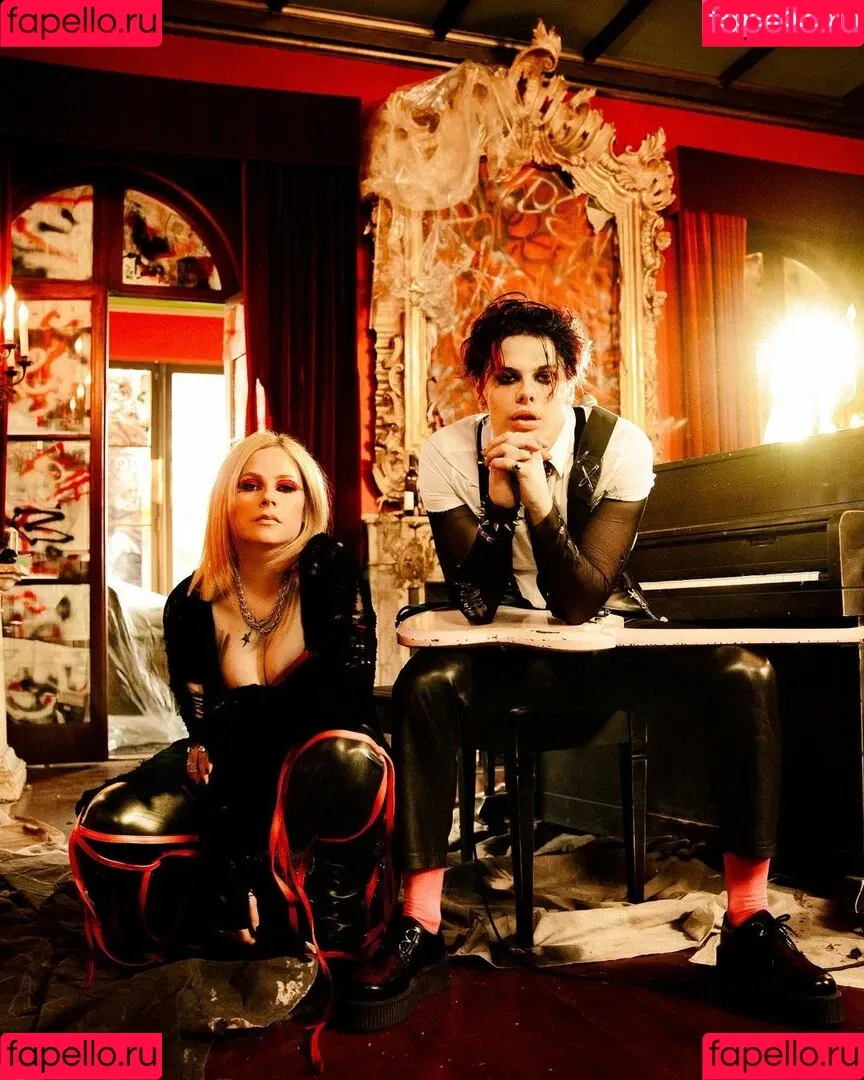 Avril Lavigne / AvrilLavigne Onlyfans Photo Gallery 