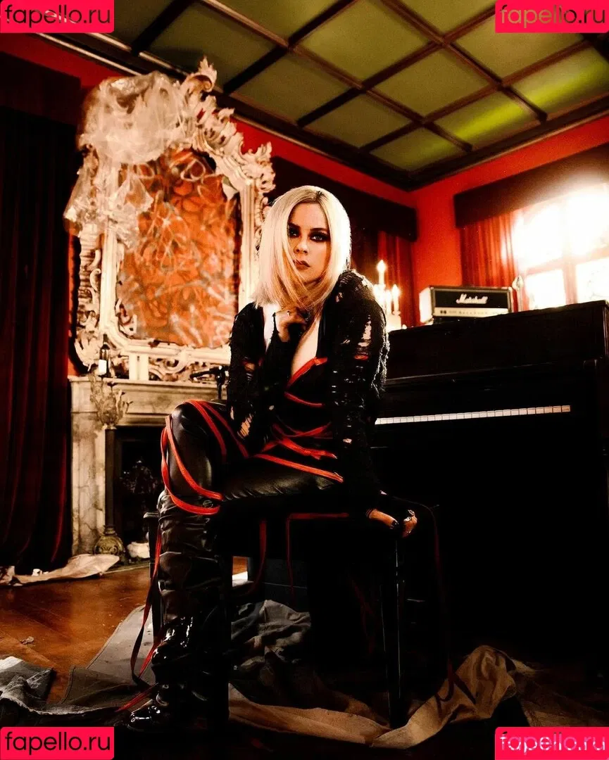 Avril Lavigne / AvrilLavigne Onlyfans Photo Gallery 
