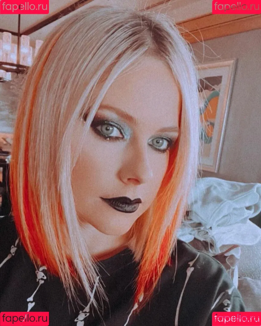 Avril Lavigne / AvrilLavigne Onlyfans Photo Gallery 
