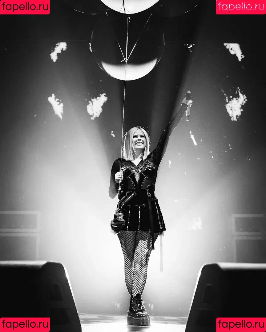 Avril Lavigne / AvrilLavigne Onlyfans Photo Gallery 
