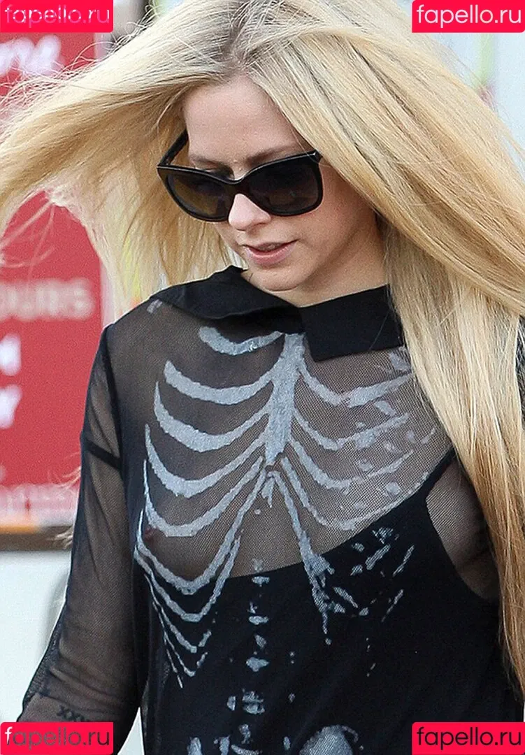Avril Lavigne / AvrilLavigne Onlyfans Photo Gallery 