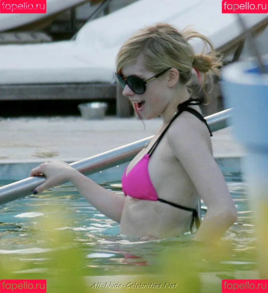 Avril Lavigne / AvrilLavigne Onlyfans Photo Gallery 