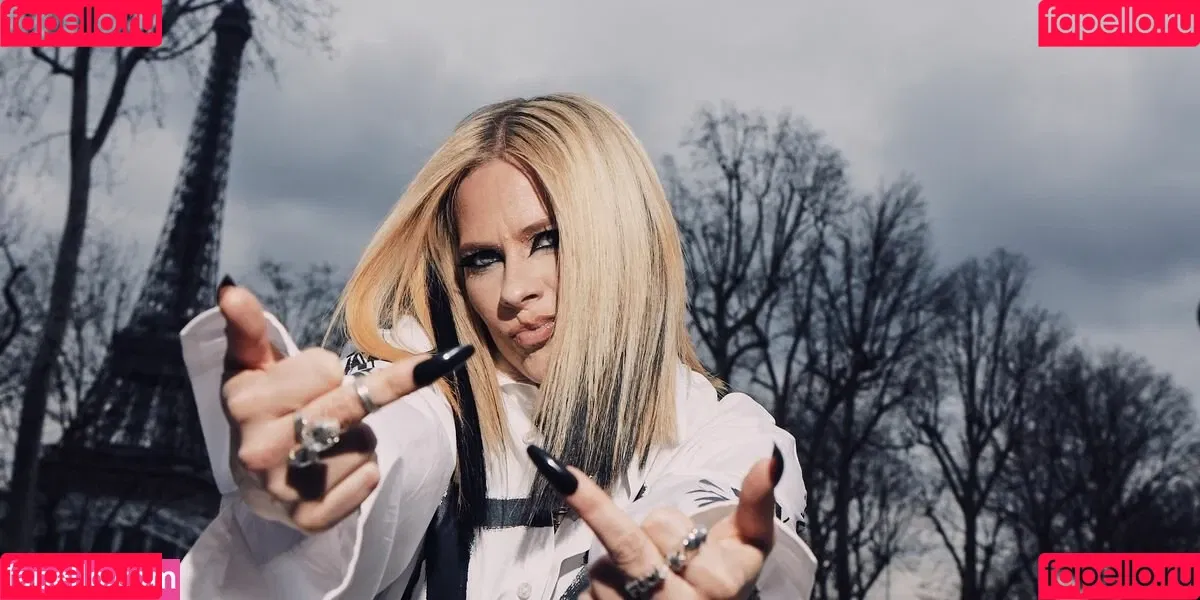 Avril Lavigne / AvrilLavigne Onlyfans Photo Gallery 
