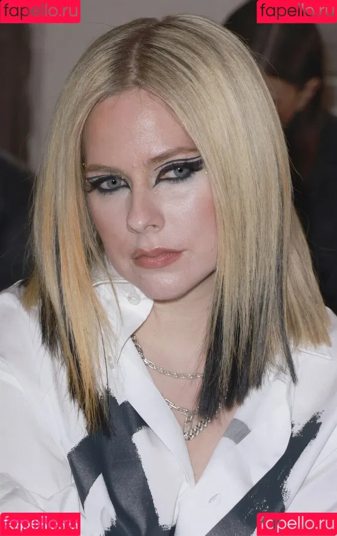 Avril Lavigne / AvrilLavigne Onlyfans Photo Gallery 