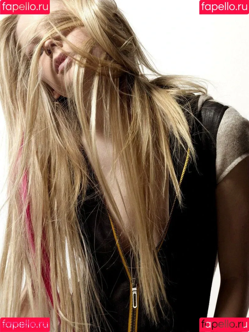 Avril Lavigne / AvrilLavigne Onlyfans Photo Gallery 