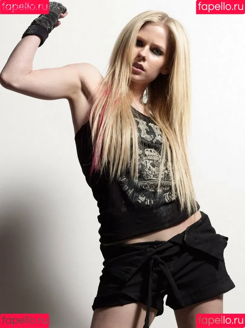 Avril Lavigne / AvrilLavigne Onlyfans Photo Gallery 