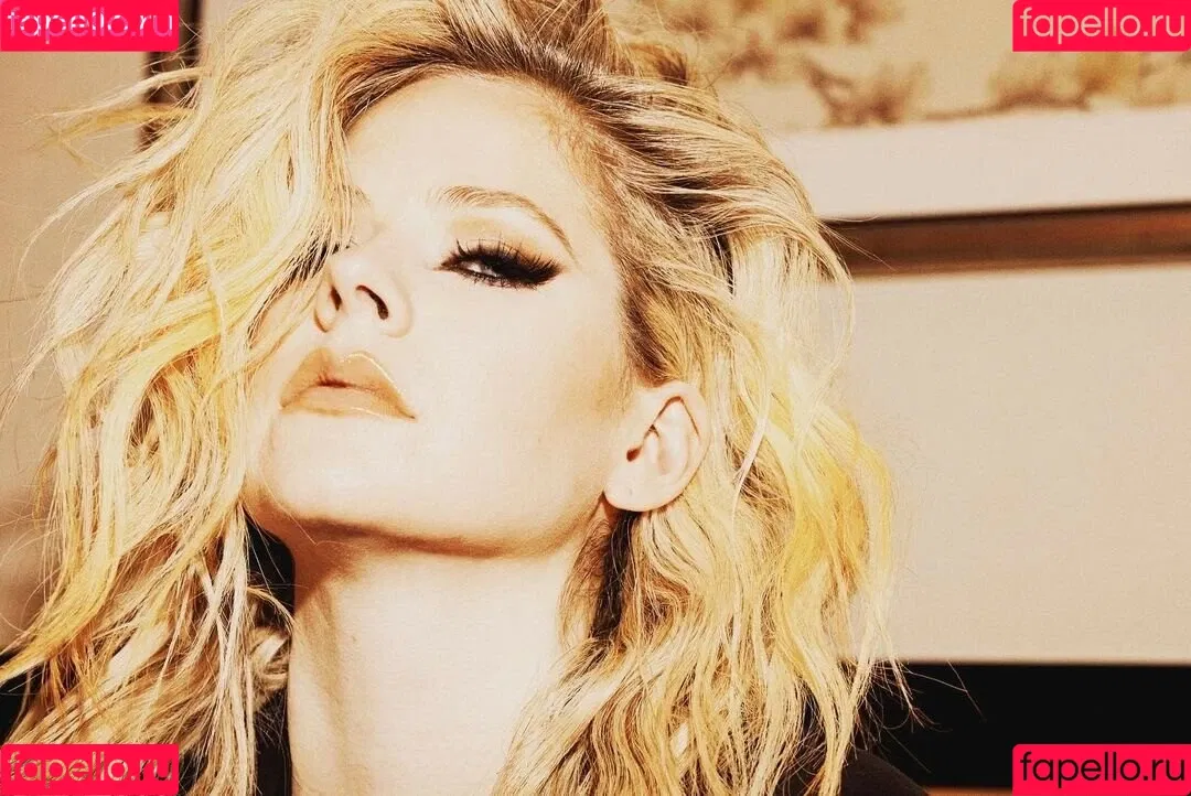 Avril Lavigne / AvrilLavigne Onlyfans Photo Gallery 