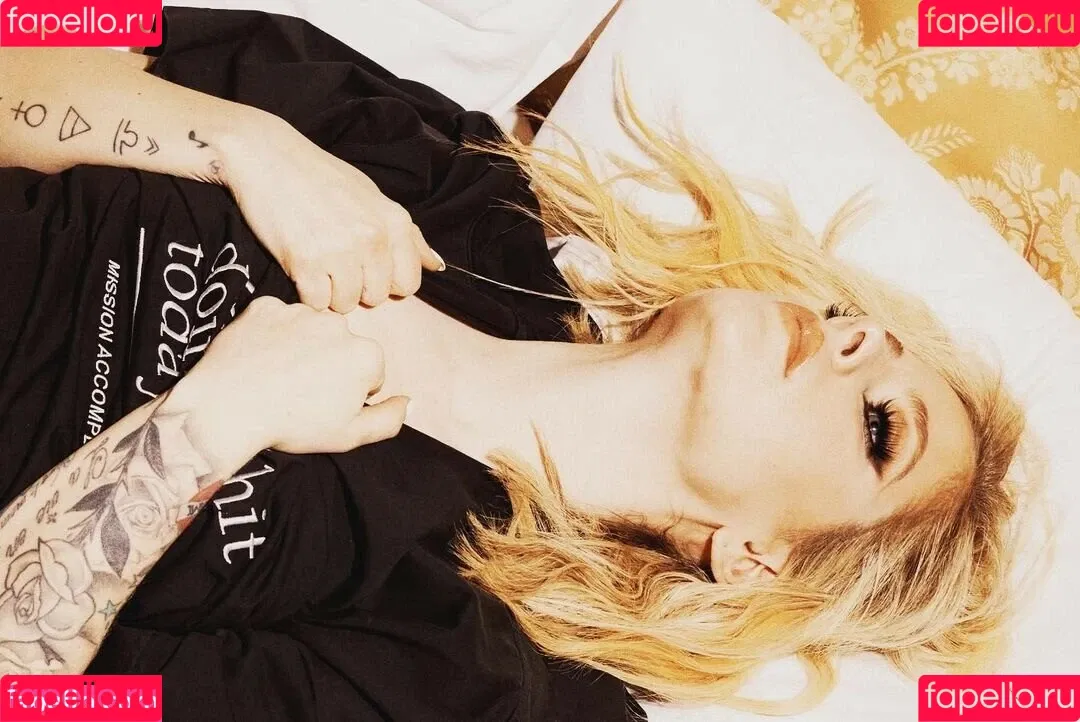 Avril Lavigne / AvrilLavigne Onlyfans Photo Gallery 