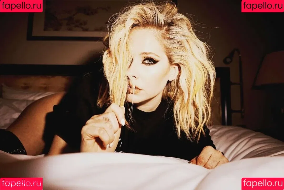 Avril Lavigne / AvrilLavigne Onlyfans Photo Gallery 