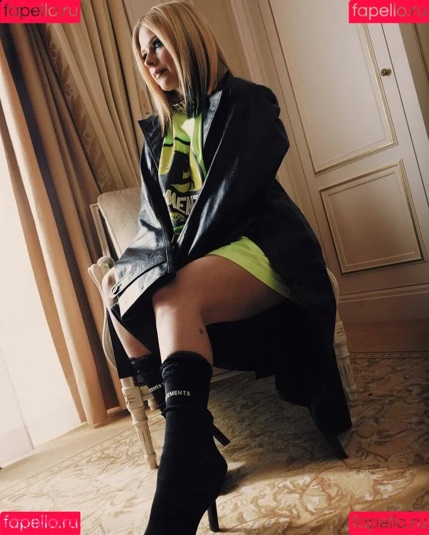 Avril Lavigne / AvrilLavigne Onlyfans Photo Gallery 