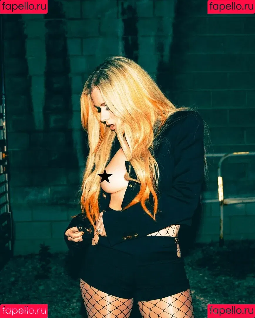 Avril Lavigne / AvrilLavigne Onlyfans Photo Gallery 